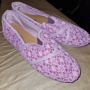 Tammy pink & lilac sparkly slip on crocheted shoes. Size 10 women.